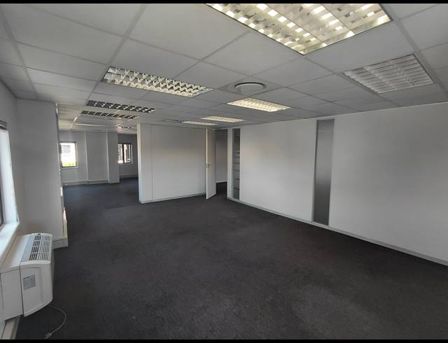 370M² OFFICE TO LET IN LYME PARK